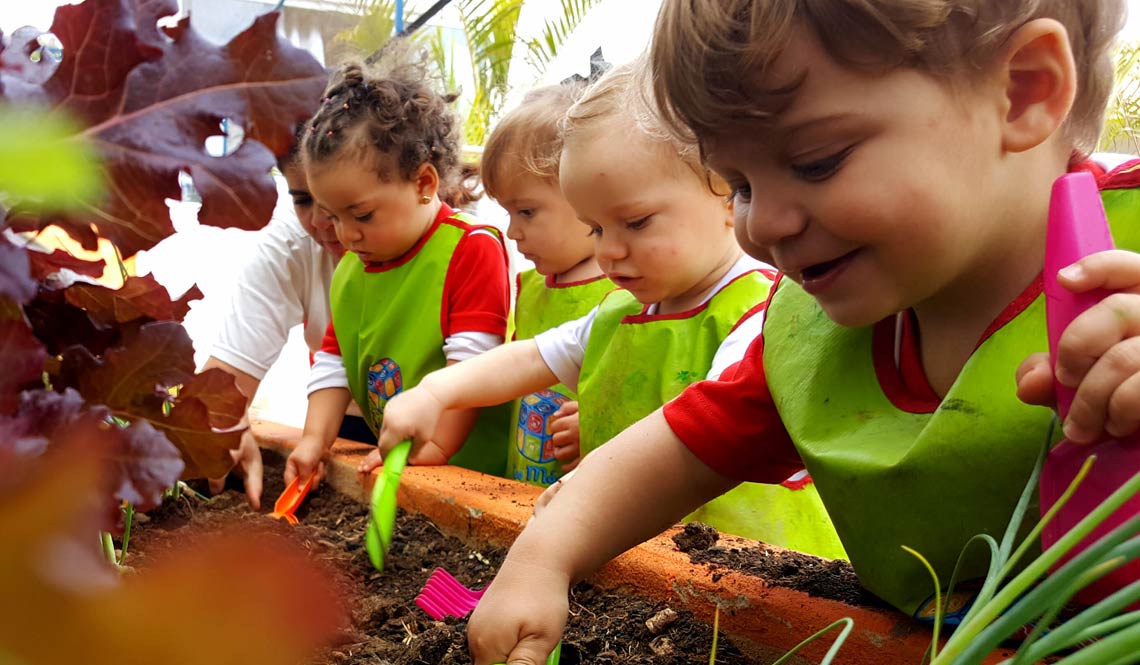 Escola Santa Mônica - 🤸‍♂️A Capoeira na educação infantil promove não  apenas o aprendizado do jogo como trabalha música, ritmo e o cantar.  👉Quando jogam capoeira, as crianças estão aprendendo esperar sua